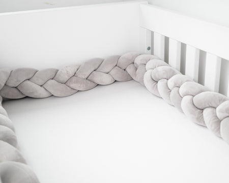 Grijze gevlochten bed bumper uitgestald