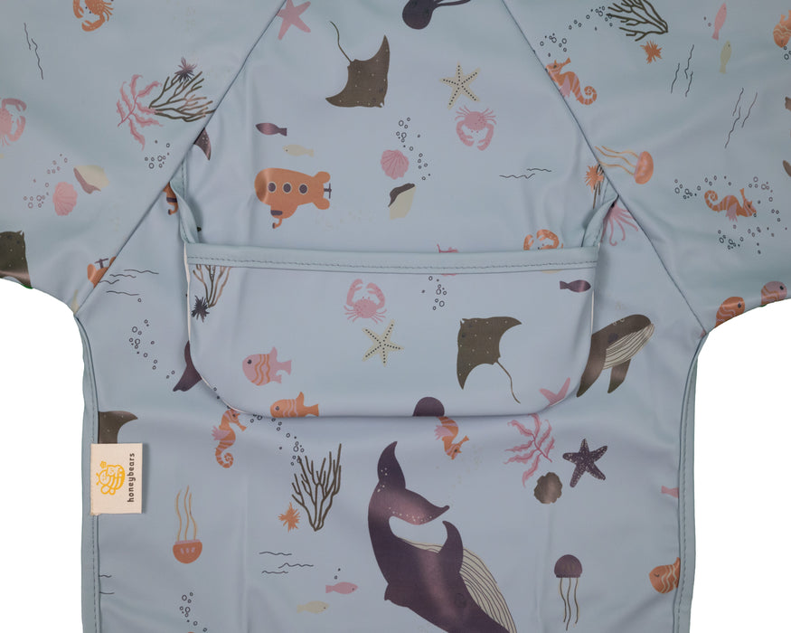 Honeybears Slab met mouwen – Waterproof slabbetje met mouw – Blauw met zeedieren