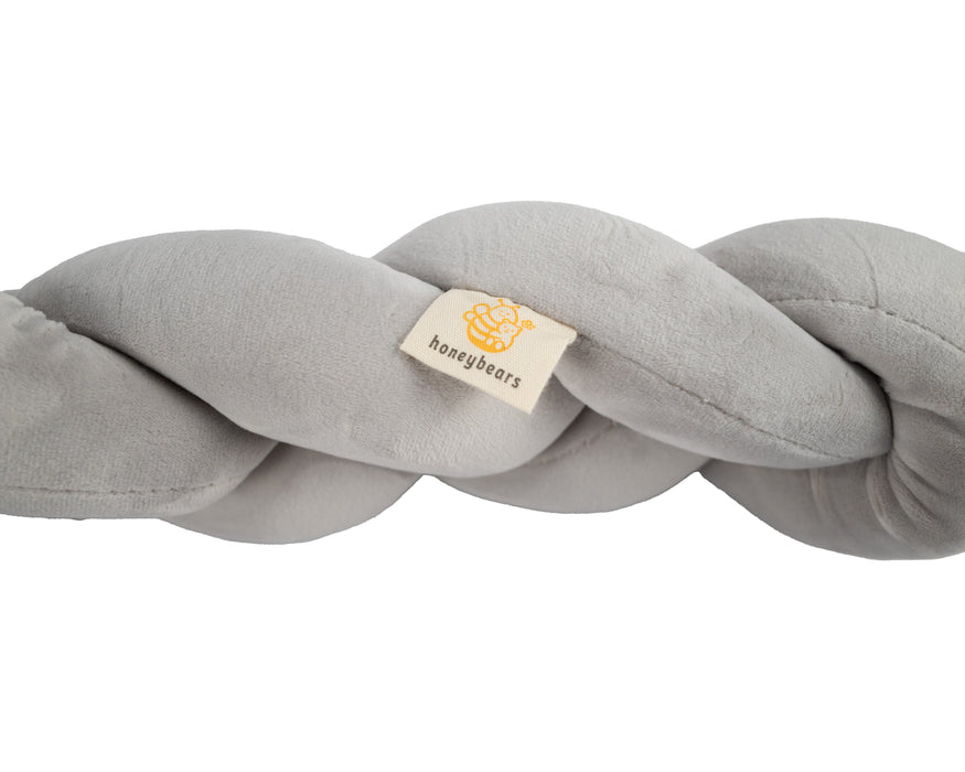 dichtbij gefotografeerde bedbumper baby grijs